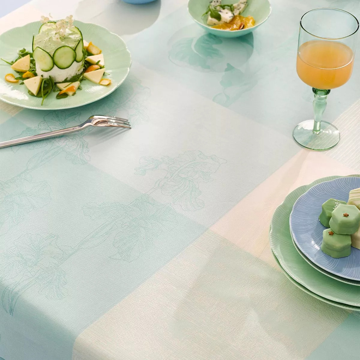 Nappe pur coton enduit 220 g/m² motif jacquard bleu beige Mille iris d'eau aqua