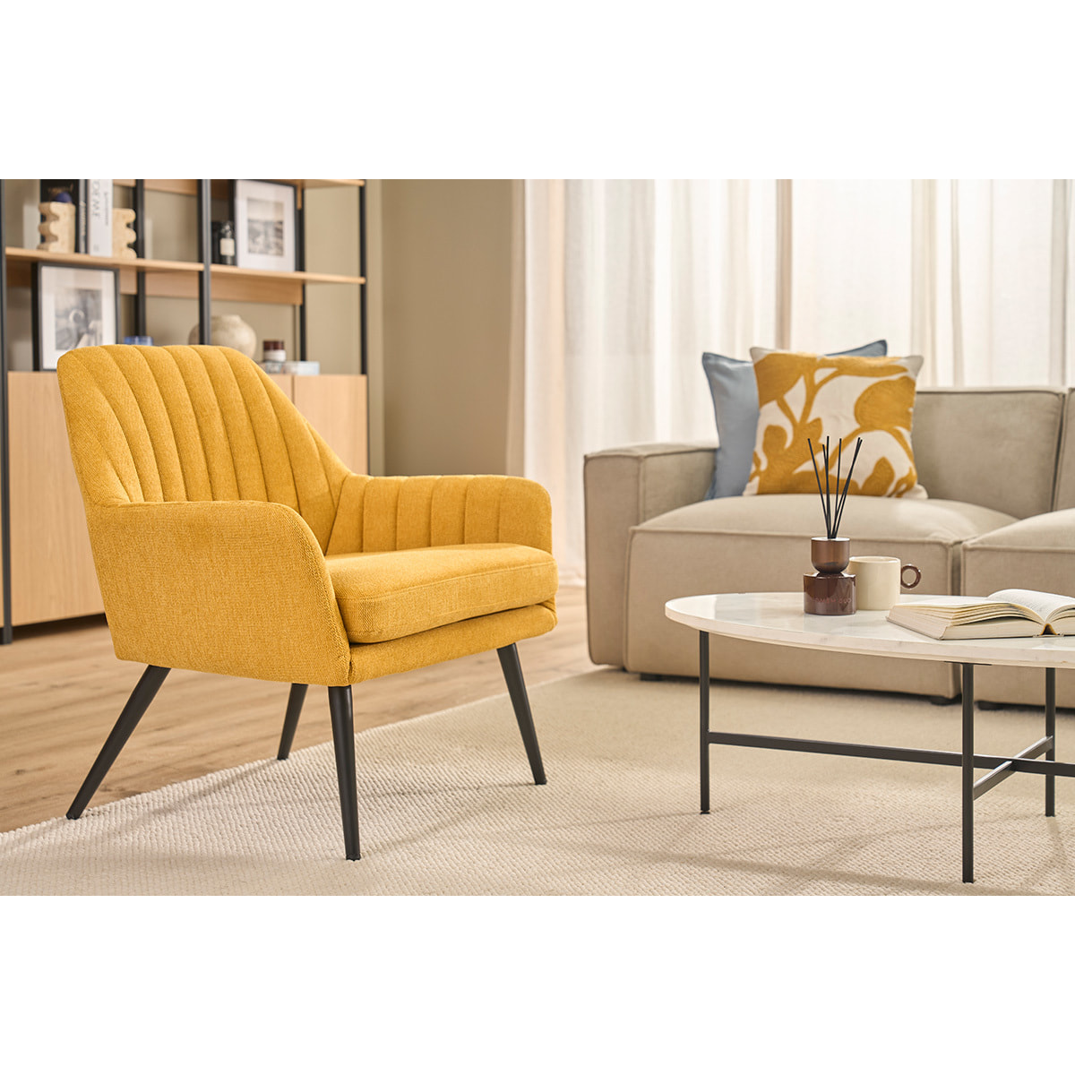 Fauteuil design en tissu effet velours texturé jaune moutarde et métal noir GASTON