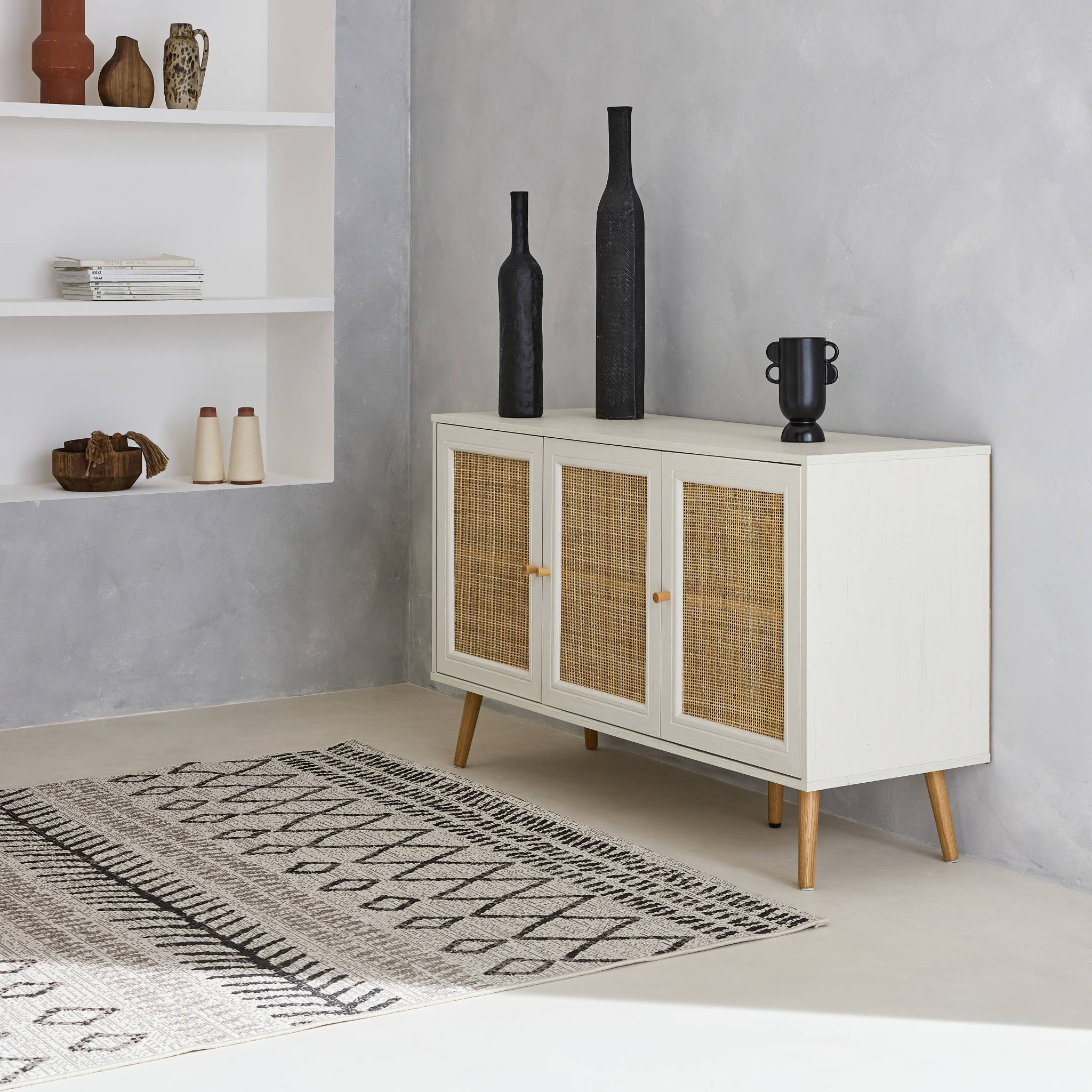 Buffet de rangement en cannage. blanc 120x39x70cm  - Bohème - 2 niveaux. 3 portes. pieds scandinaves. buffet bas