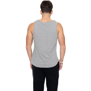 Boxeo del hombre del tanque