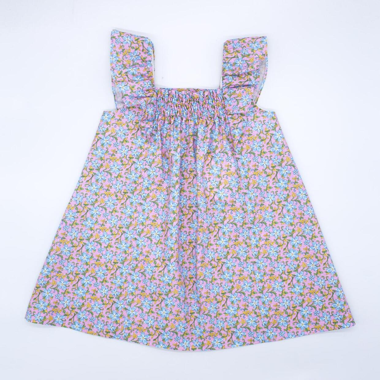 Vestido corto estampado de flores azules, volantes en las sisas,falda fruncida.