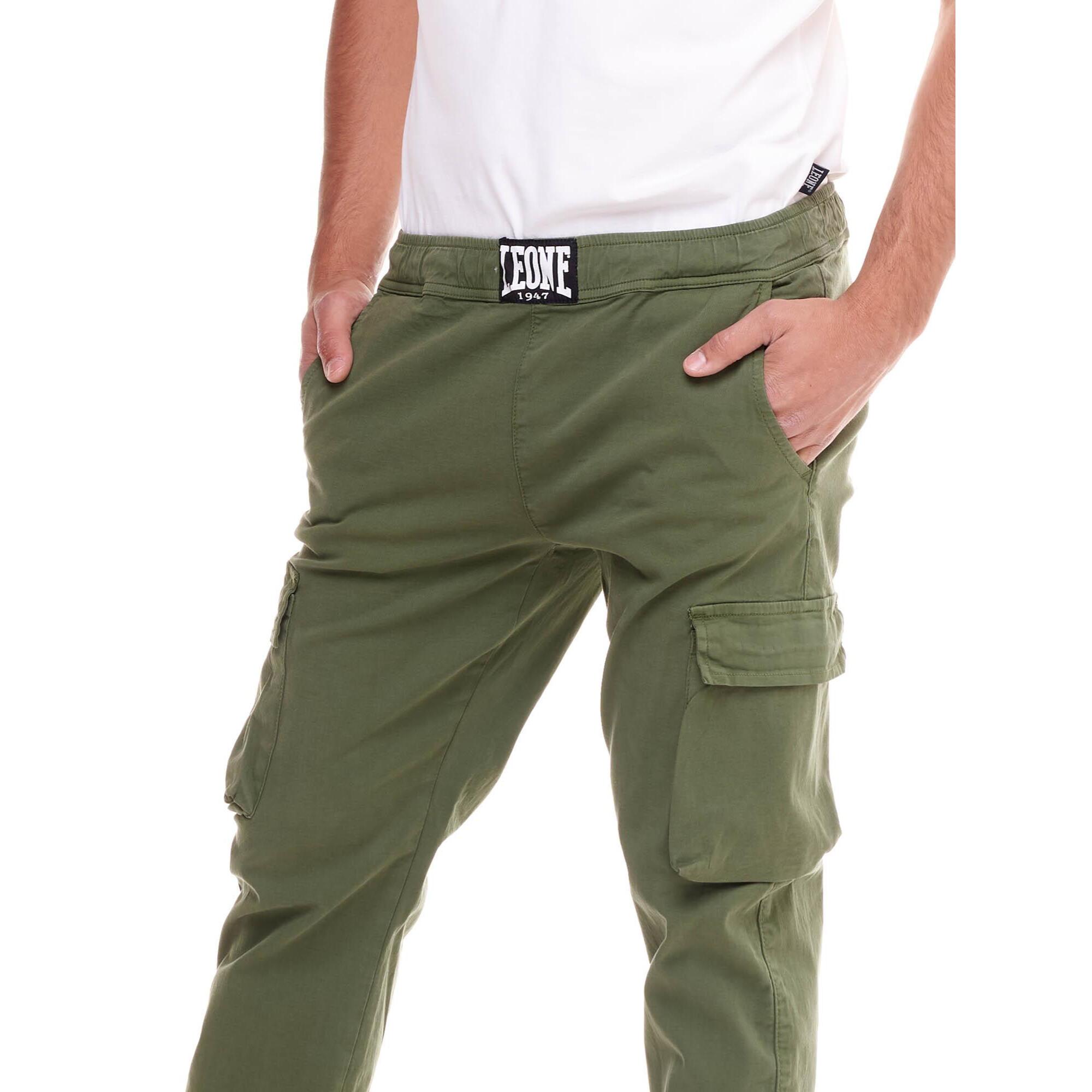 Pantalón cargo de hombre minimalista con puño elástico.