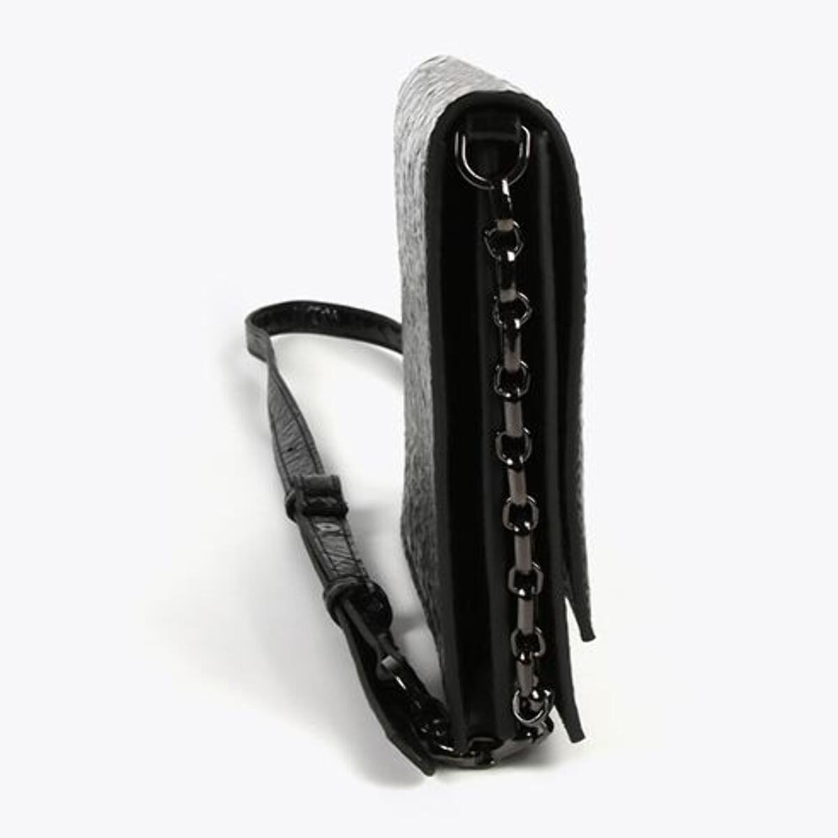 Borsa a tracolla piatta con patta in effetto pelle lucida