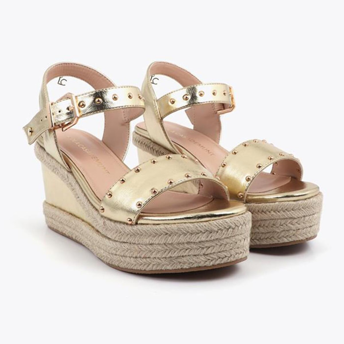 Scarpa con zeppa con suola effetto rafia e dettagli metallici
