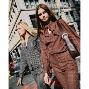 Blusa marrón con escote pico, foulard y manga larga con puño elástico