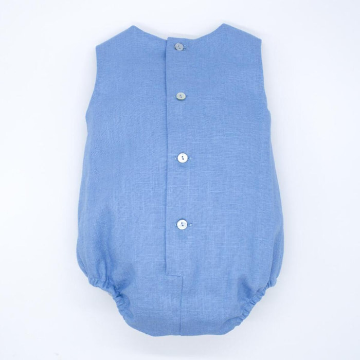 Pelele de lino azul. Con pliegues en el delantero y botones de decoracion.