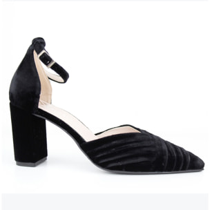 Sandalia cerrada en la punta y con hebilla al tobilla. Tacón de 6 cm