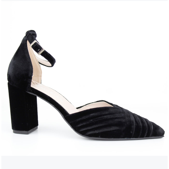 Sandalia cerrada en la punta y con hebilla al tobilla. Tacón de 6 cm