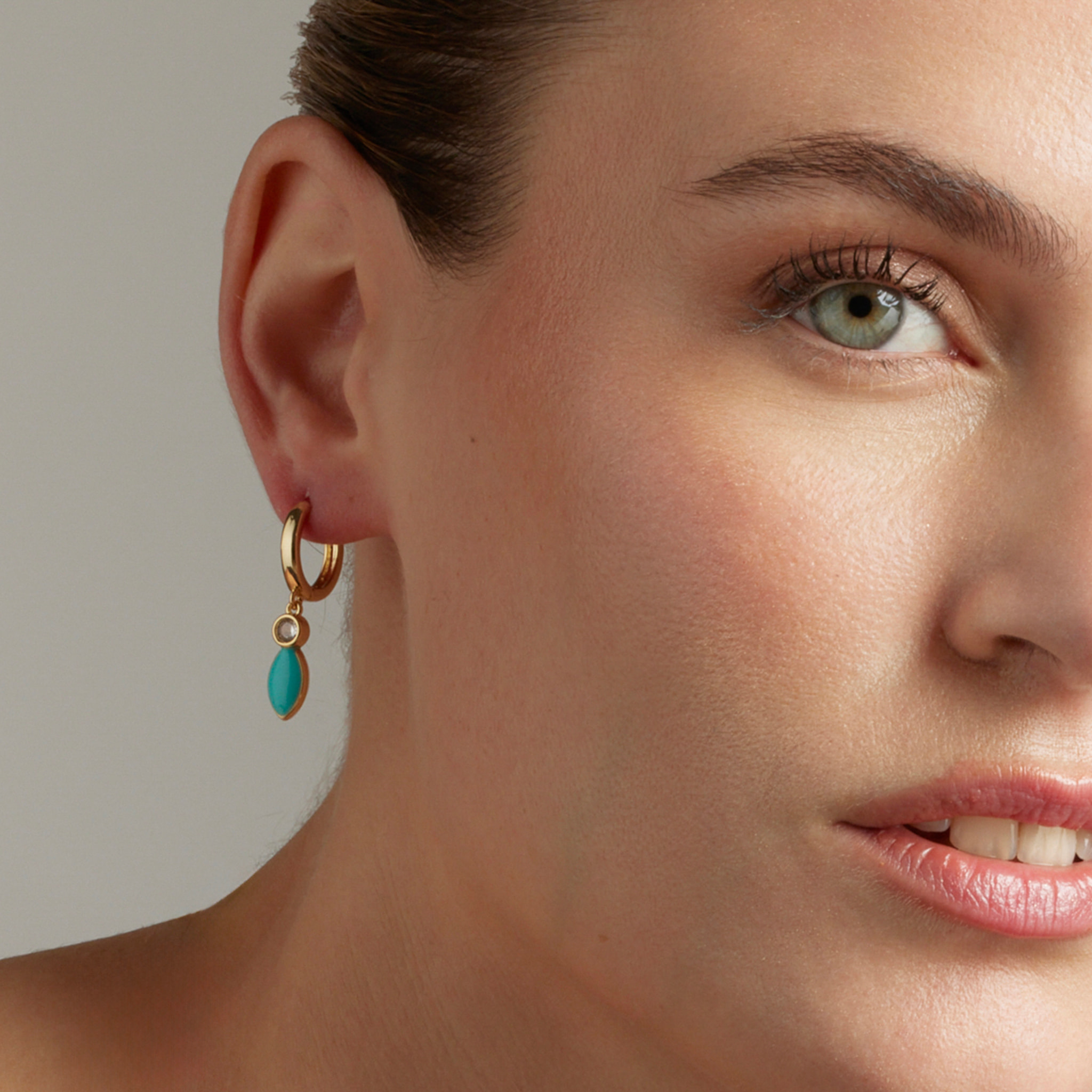 Pendientes de Circonita Brillante acabados en oro amarillo de 18k