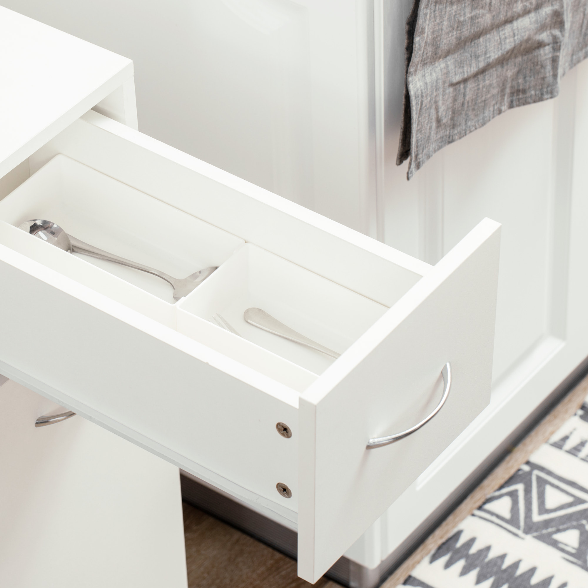 Chariot desserte de cuisine - tiroir, 2 étagères - dim. 25L x 50l x 85H cm - panneaux acier blanc