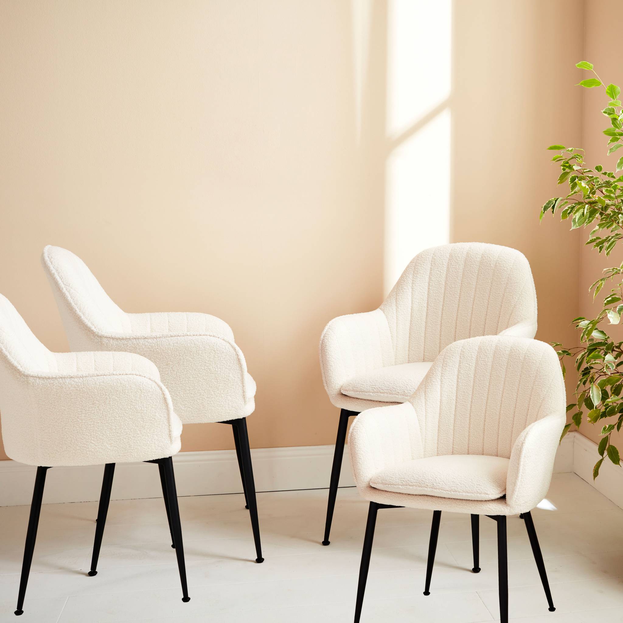 Lot de 4 fauteuils en bouclette et pieds en métal noir mat. Shella L 57 x P 59 x H 84.5
