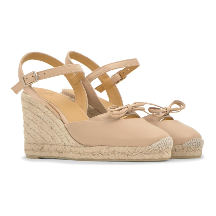 Alpargata Cyra cuña de yute en napa con lazito decorativo