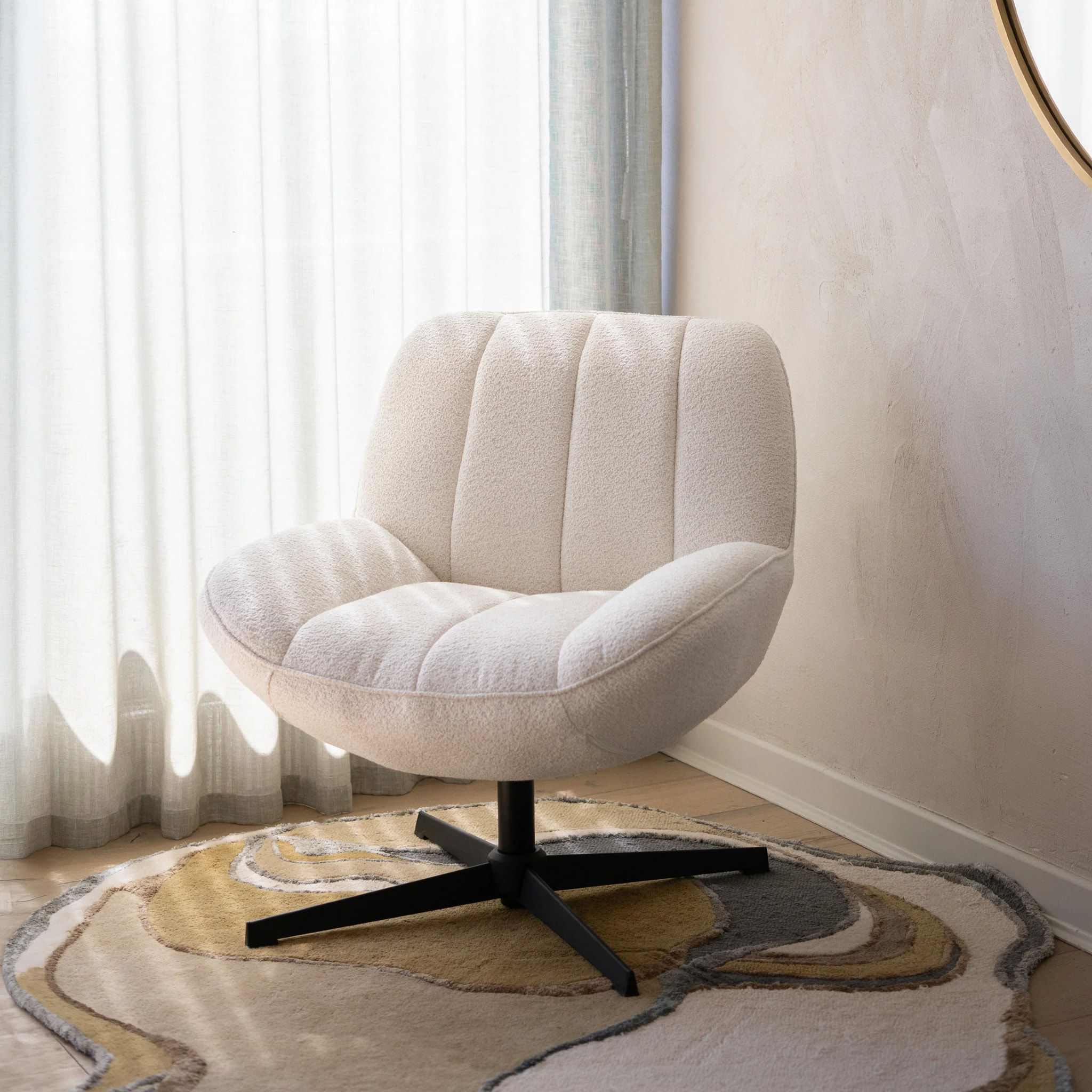 Fauteuil pivotant en tissu bouclé blanc cassé - Elvis