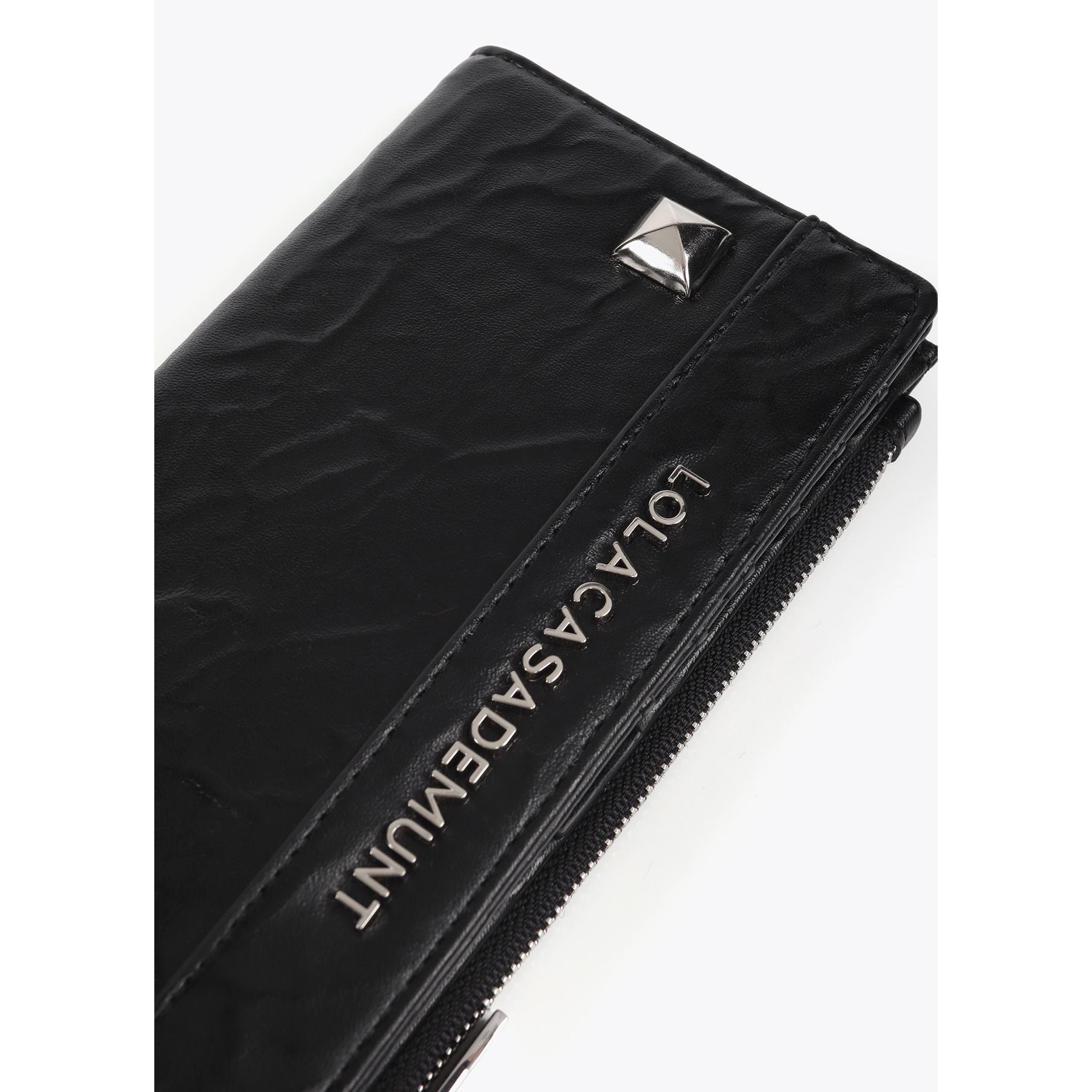 Portafoglio XL con effetto pelle stropicciata e borchie moderne