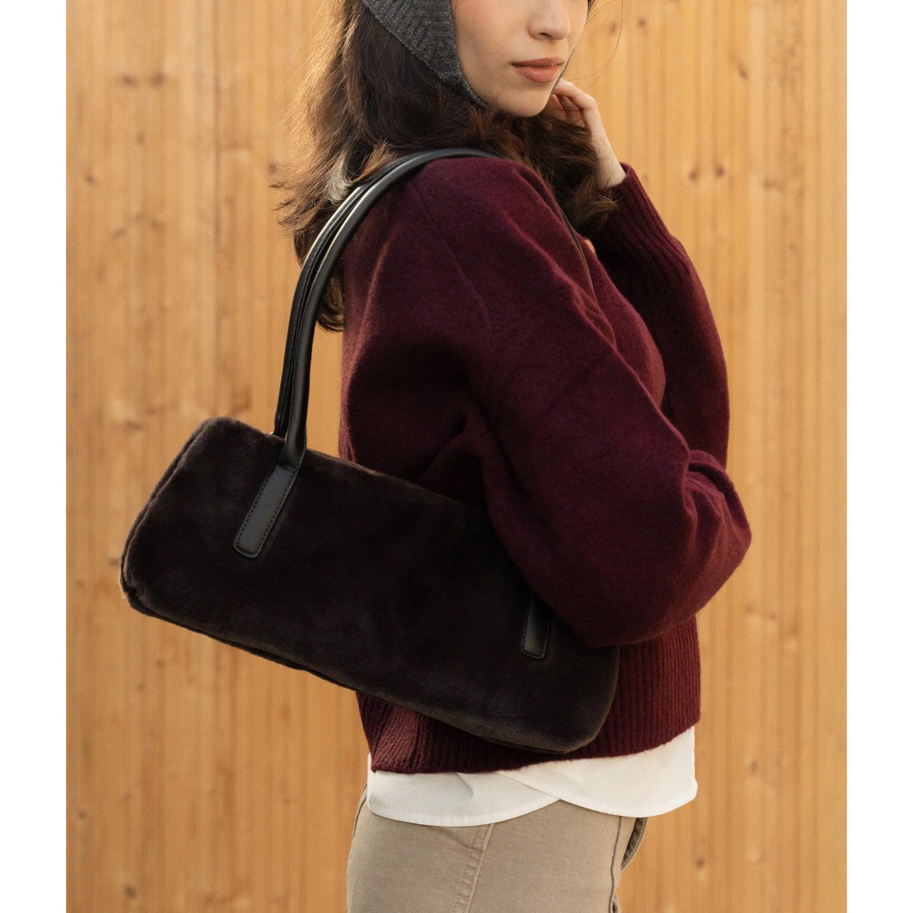 Bolso de hombro marrón con pelo