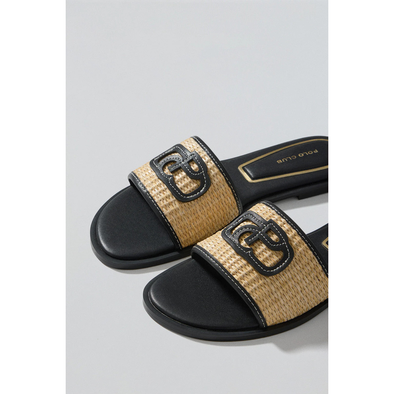 Sandalia negra Greta de rafia con logo PC