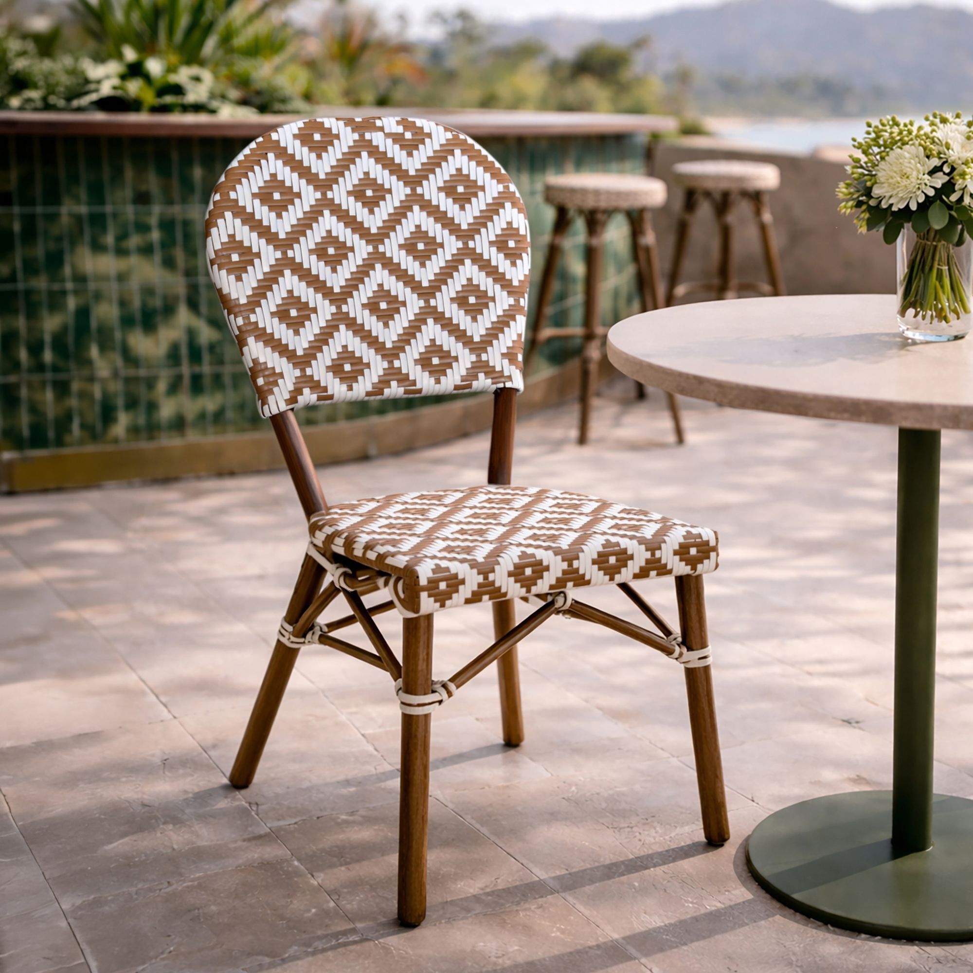 Lot de 2 chaises extérieures en textilène et effet rotin tressé beige SCALA