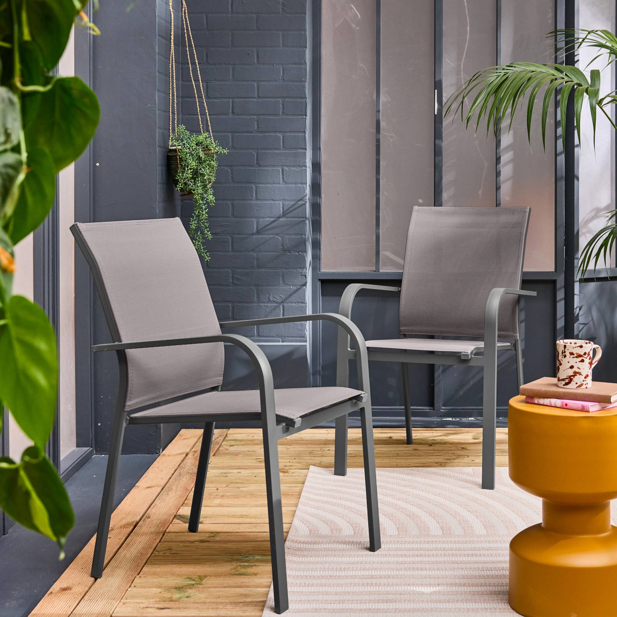 Lot de 2 fauteuils de jardin BUFFALO empilables aluminium et textilene anthracite. 64.5 x 45.5 x 89.5 cm