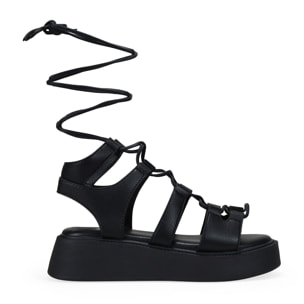 Sandalias negras con tiras atadas