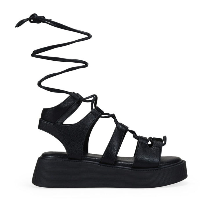 Sandalias negras con tiras atadas