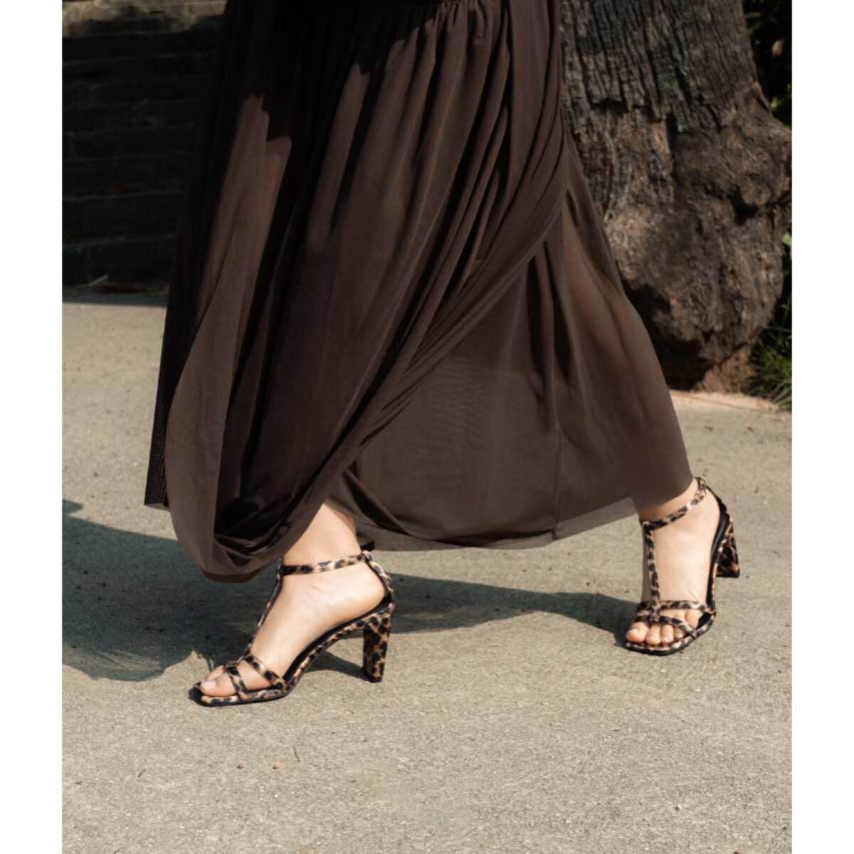 Sandalias de tacón leopardo con talonera