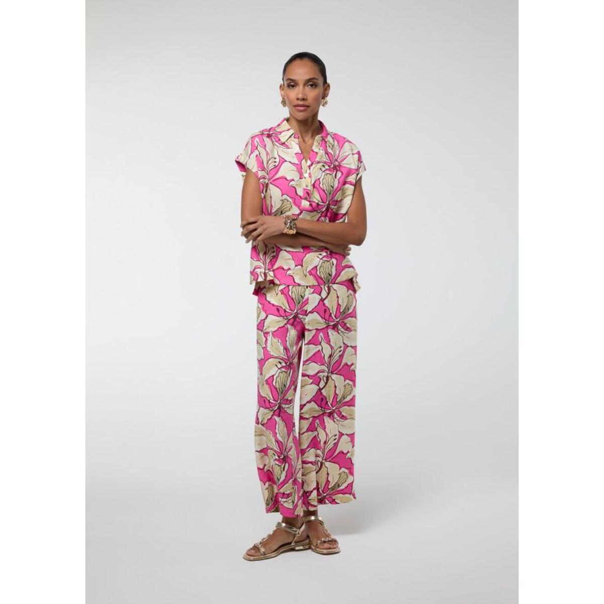 T-shirt crociera rosa a fiori a maniche corte