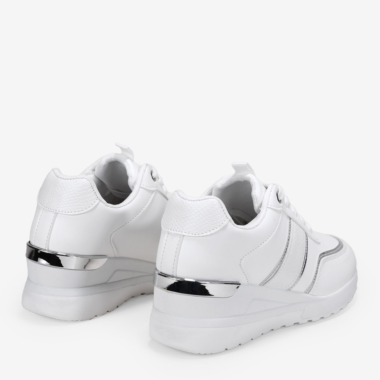 Zapatillas blancas con cordones y cuña
