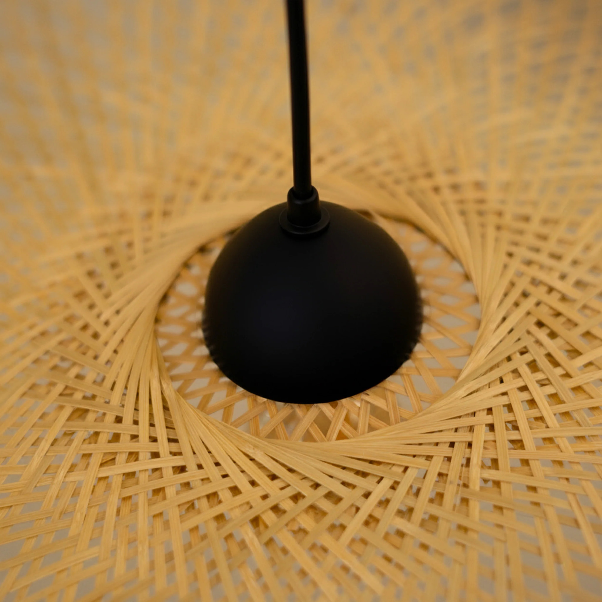 Suspension D75 cm en bambou avec fil noir - Jipi