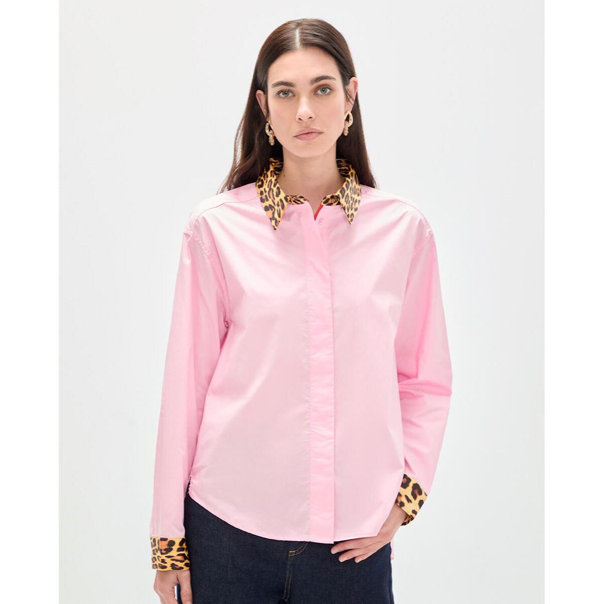 Camicia in popeline con polsini a contrasto e stampa animalier