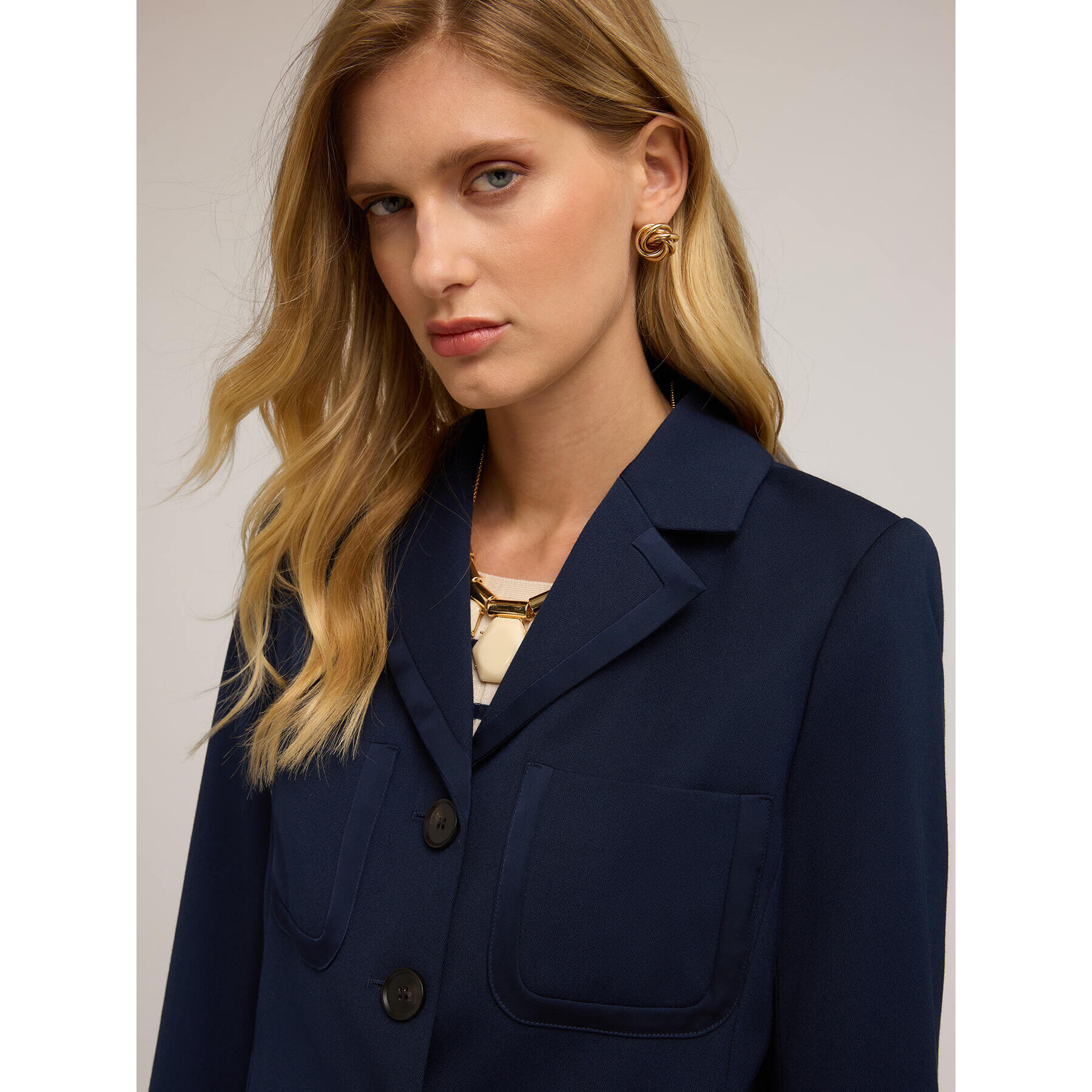 Motivi - Chaqueta corta con inserciones de raso - Azul