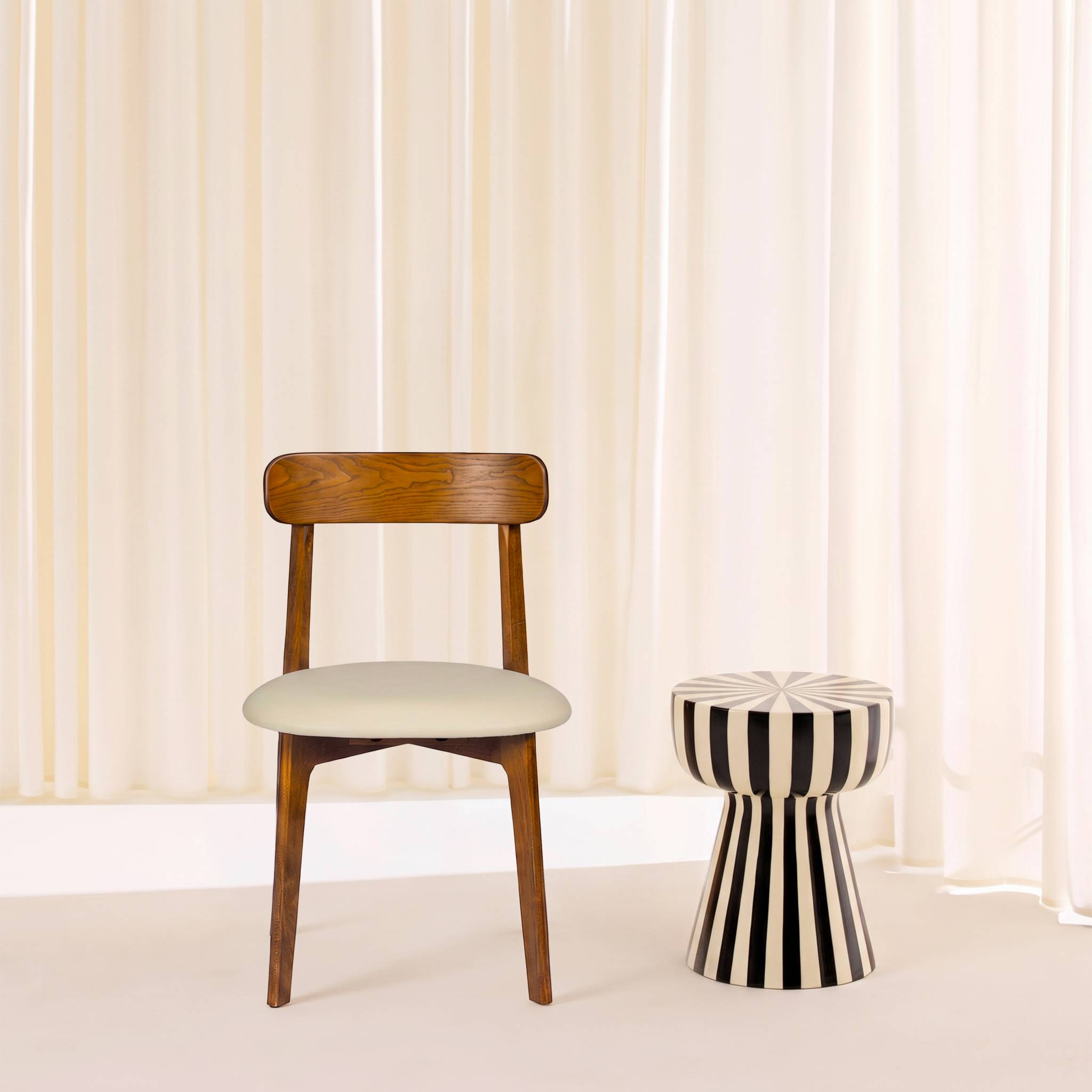 Chaise vintage bois d'hévéa et simili cuir (lot de 2) VICTOIRE