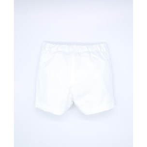 Bermuda de sarga blanca, con bolsillos y bragueta.