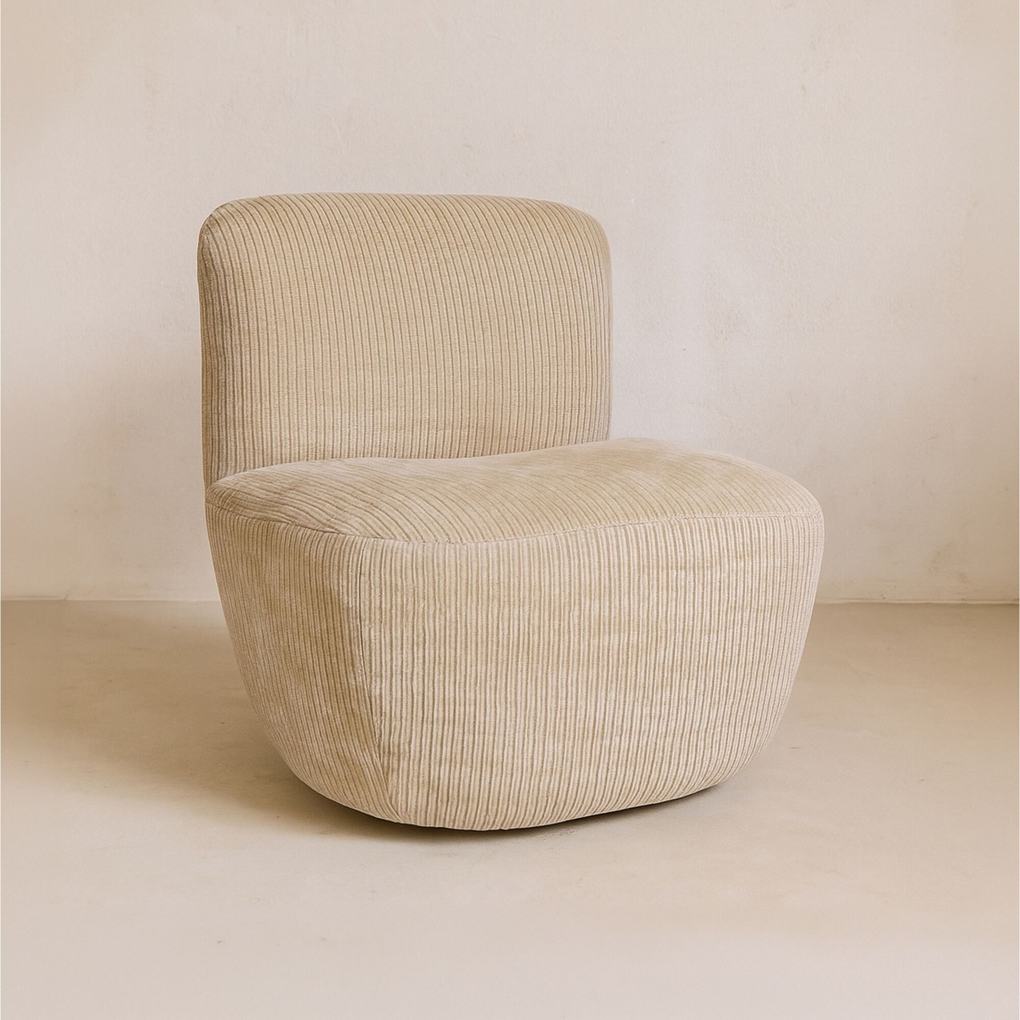 Fauteuil en tissu bouclette beige et structure en bois CÔME