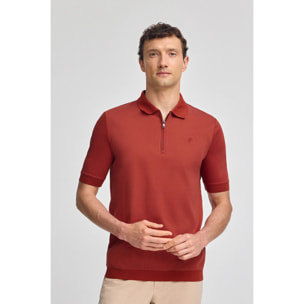 Polo color rojizo Esko con cremallera y monograma bordado