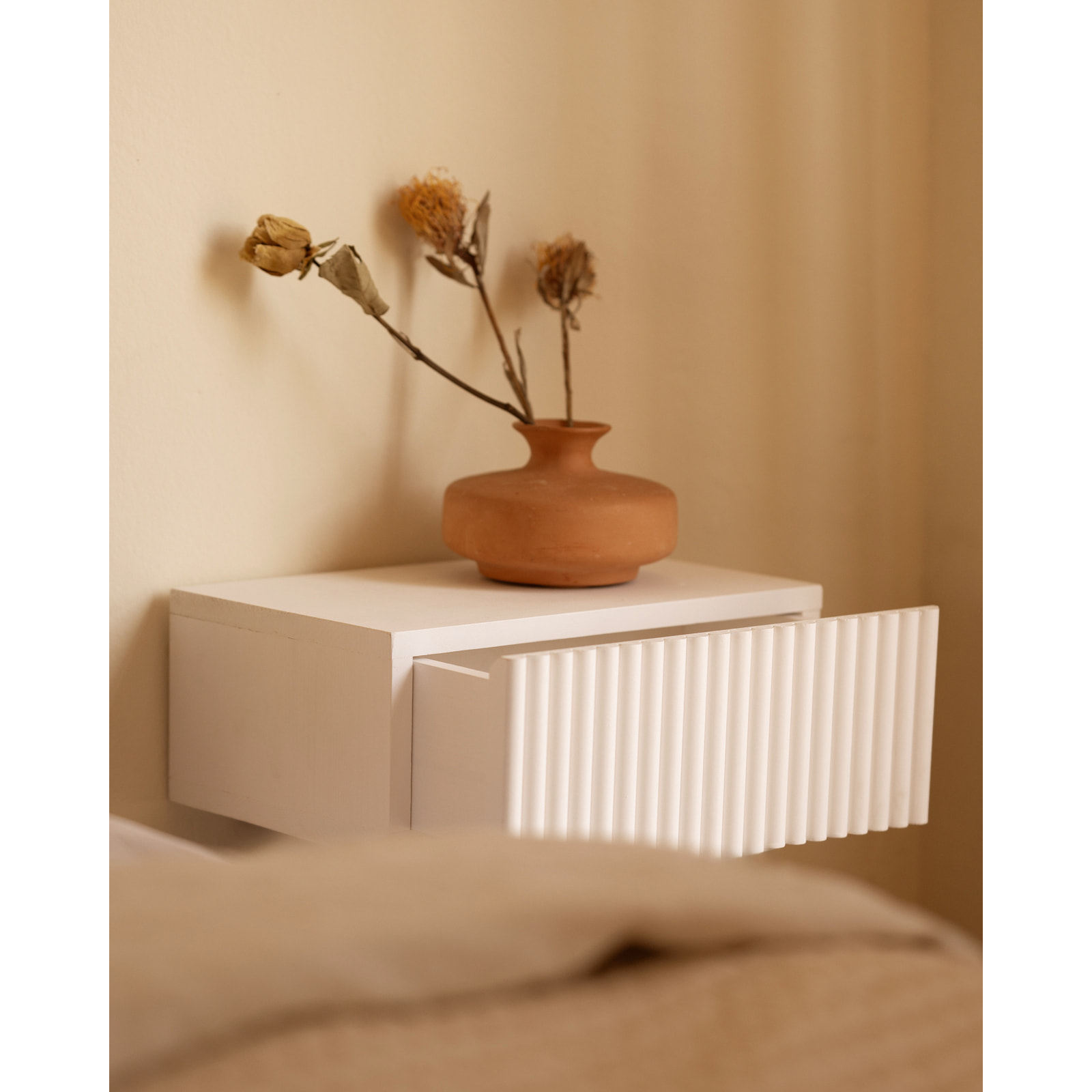 Pack de 2 tables de chevet flottantes en bois massif ton blanc de 40cm Hauteur: 15 Longueur: 40 Largeur: 25.5