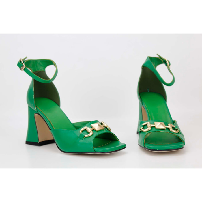 Sandaliacon hebilla y Adorno. Tacón 8,5 cm