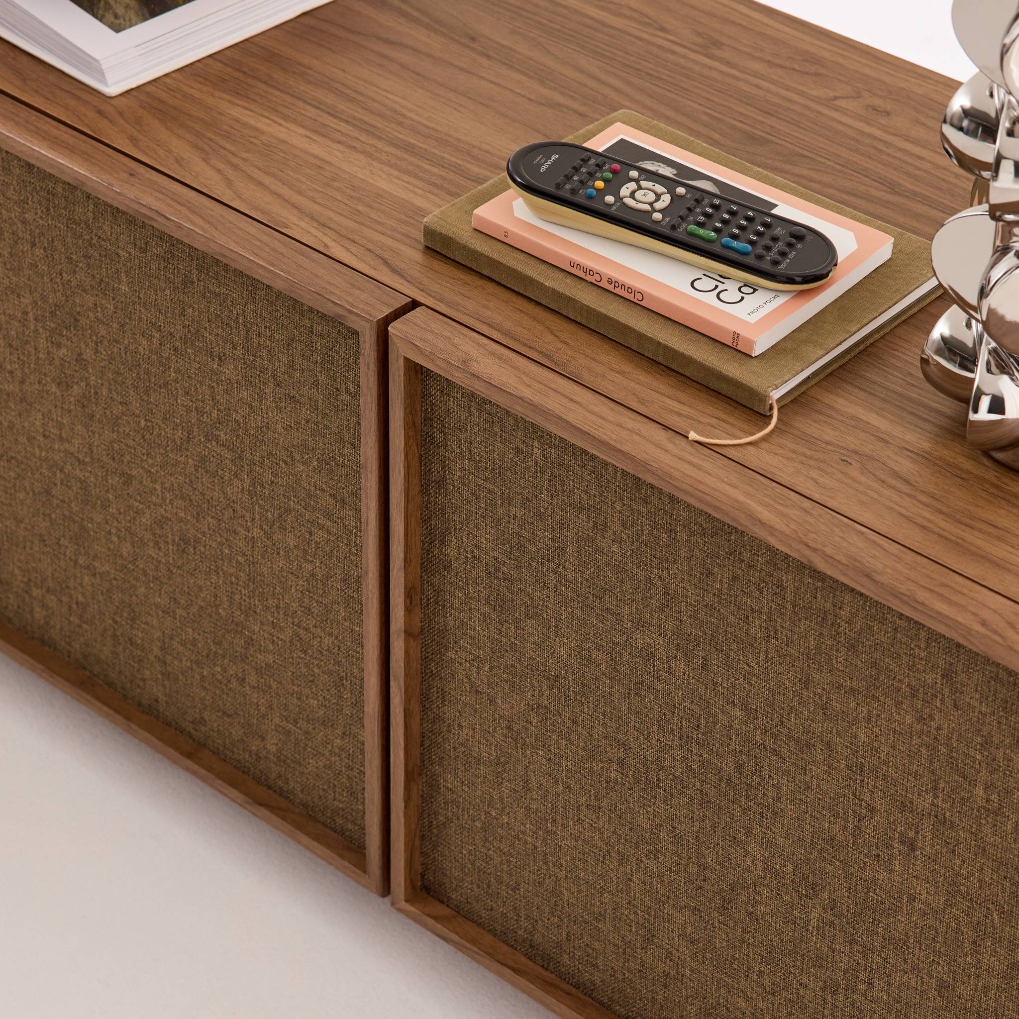 Meuble TV décor bois et tissu 3 portes 140cm KUBA
