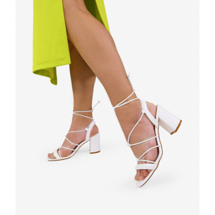 Sandalias de tacón blancas con cuerdas
