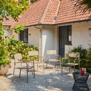 Lot de 4 fauteuils de jardin SAVANNAH empilables aluminium et textilene beige. 57.5 x 54 x 86 cm