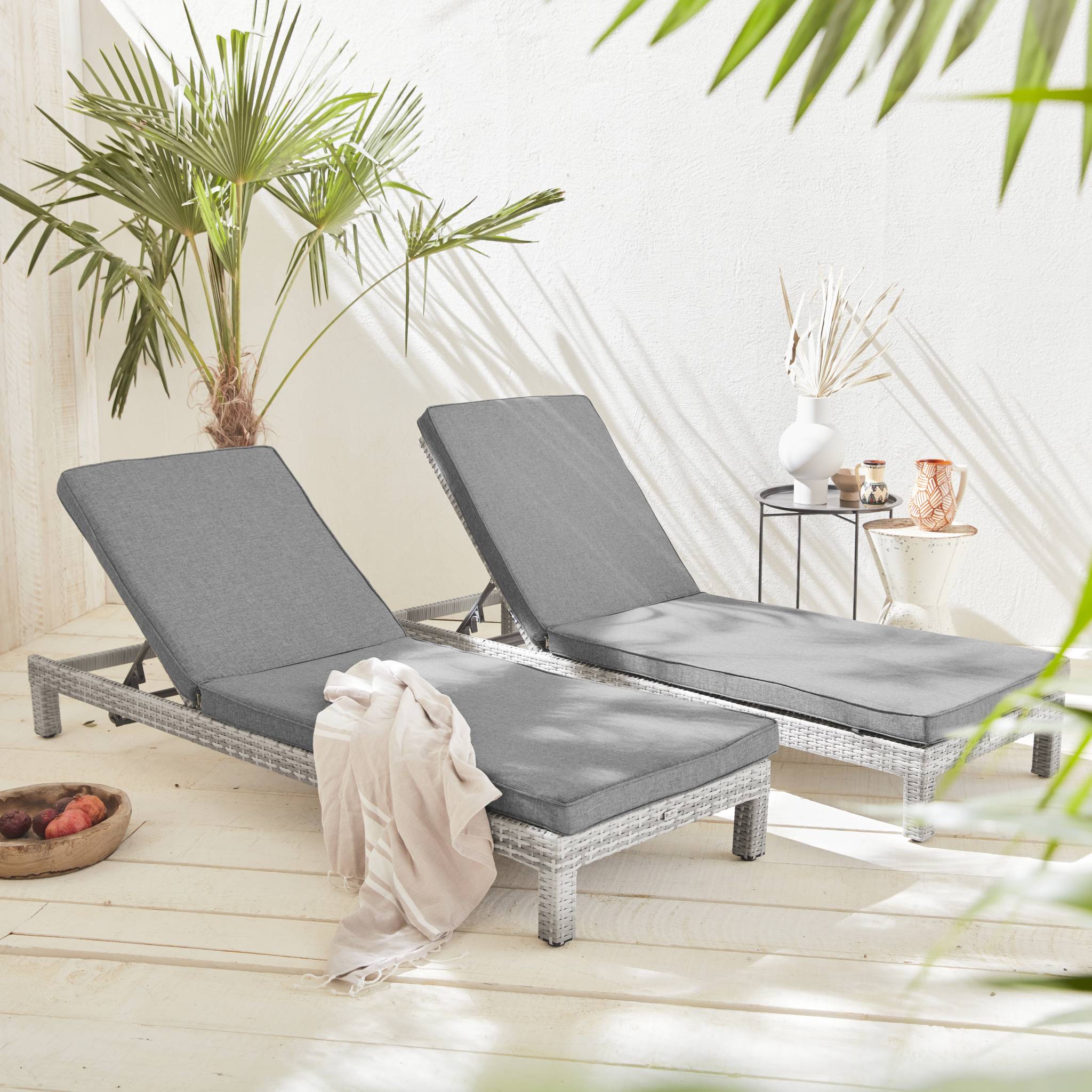 Set de 2 bains de soleil en résine tressée (transat) - Pisa x2 - nuances de gris. Coussins gris chiné