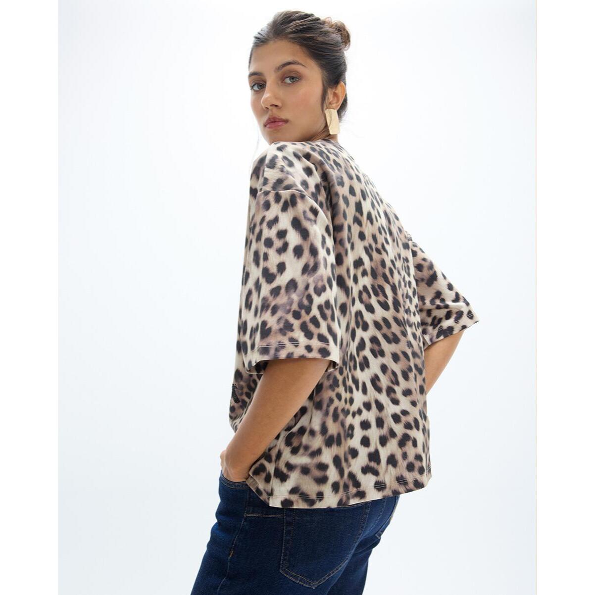 T-shirt a girocollo con stampa leopardata, caratterizzata da un disegno di un angelo leopardato in strass di vari colori.