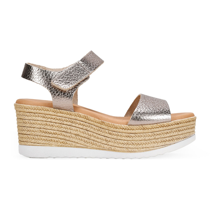 Sandalias metalizadas en piel con cuña de esparto