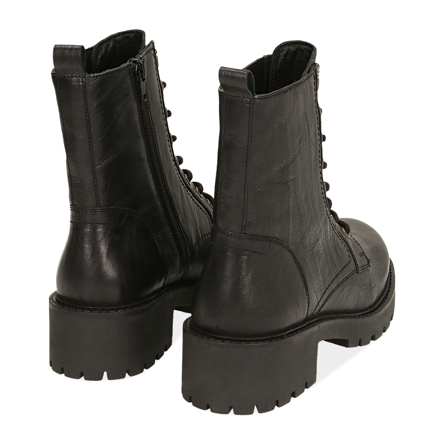 Botas militares de cuero negro.