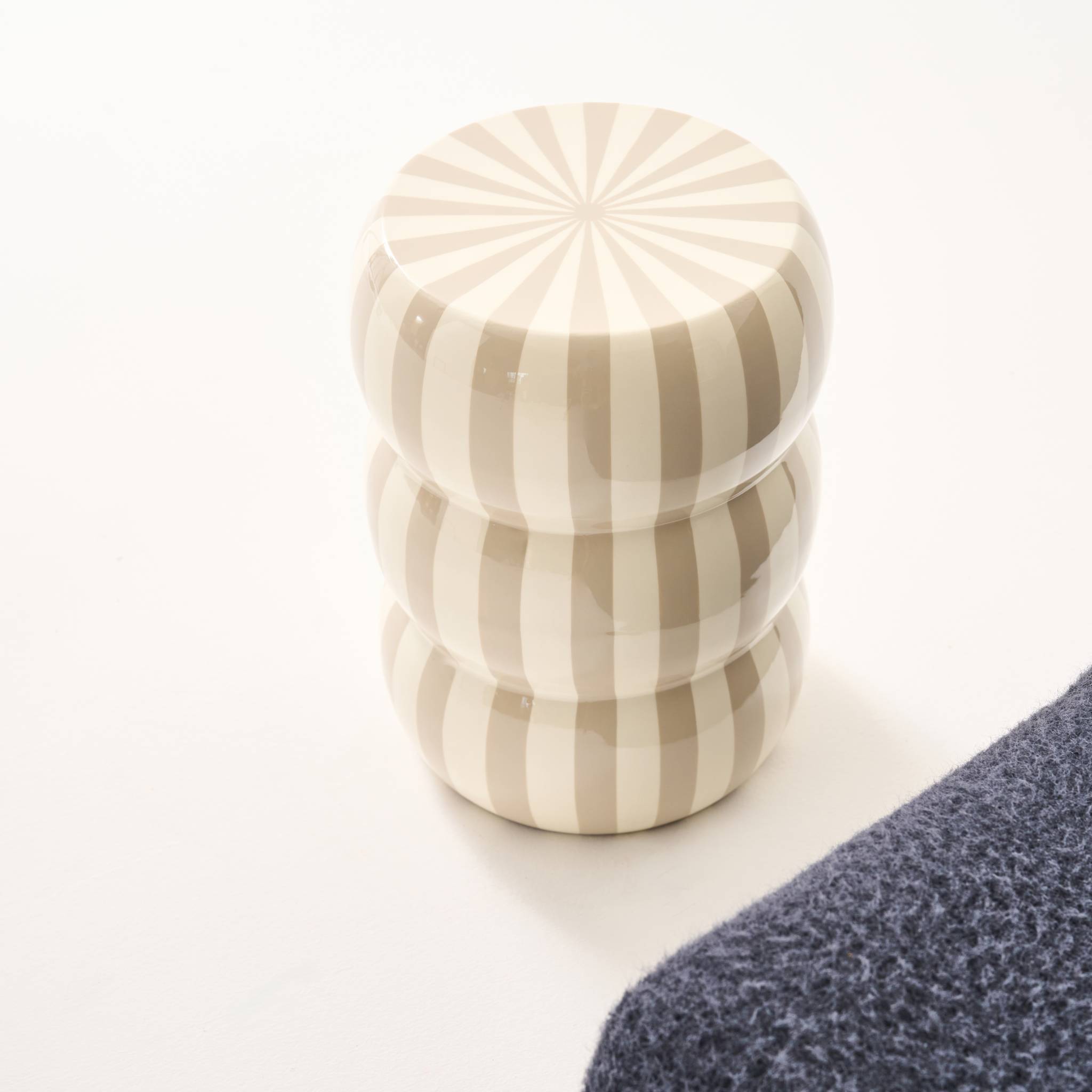 Table d'appoint, bout de canapé, table de chevet acier émaillé à rayures Ø33x H 46cm LOLI