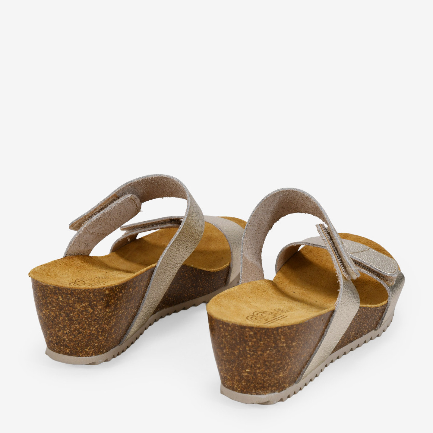 Sandalias destalonadas doradas en piel con cuña