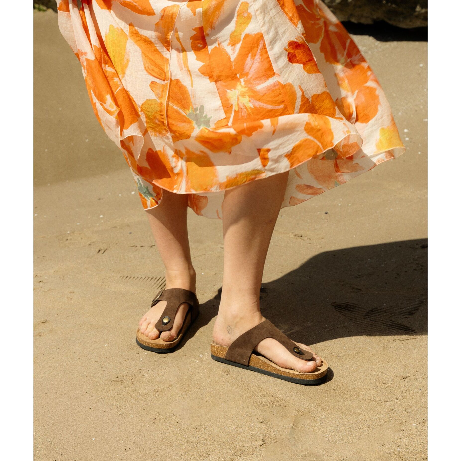 Sandalias de dedo marrones en piel