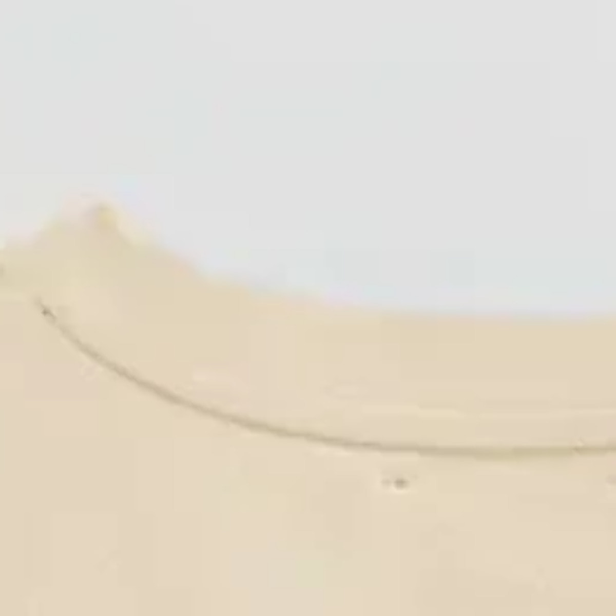 Camiseta color crema de cuello pico con logo Rigby Go