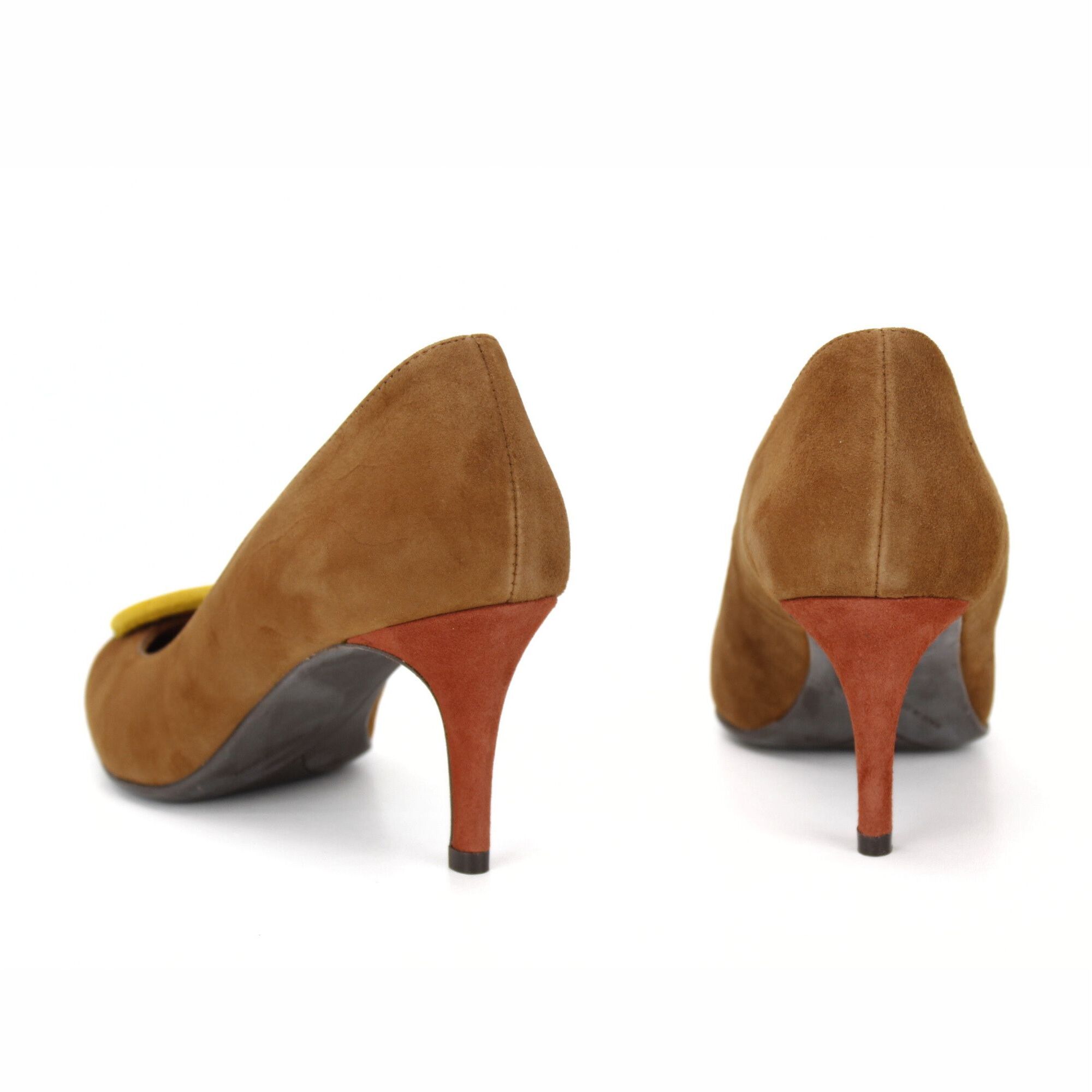 Salón en piel ante con adorno. Tacón de 7 cm