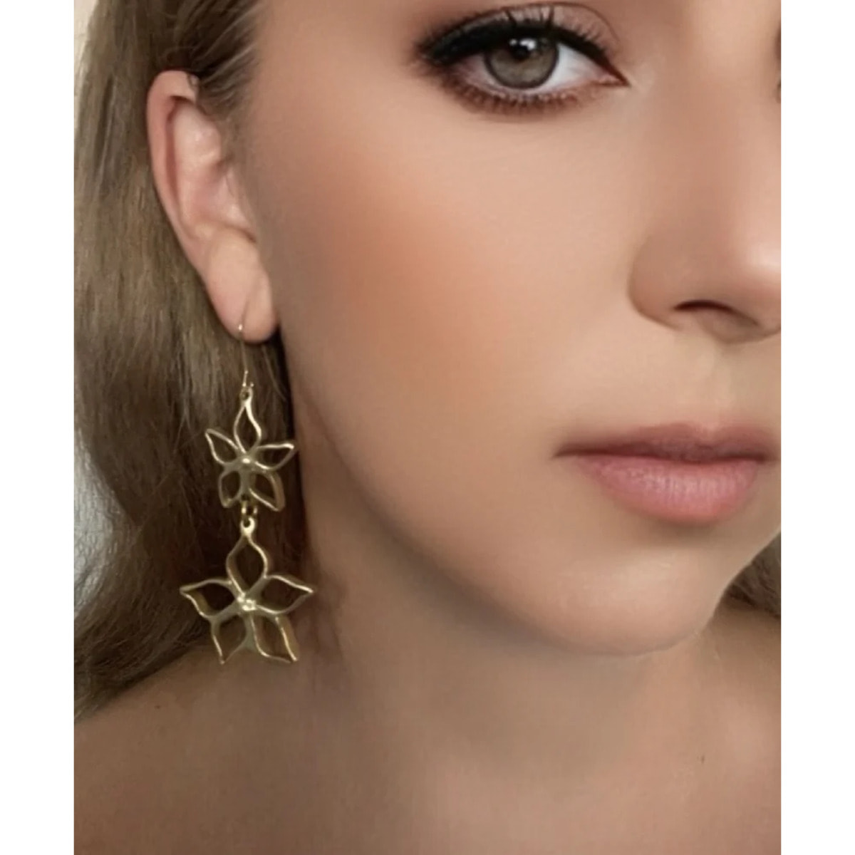 Pendiente doble Irregular Blom en dorado chapado latón gancho