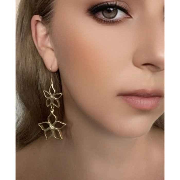 Pendiente doble Irregular Blom en dorado chapado latón gancho